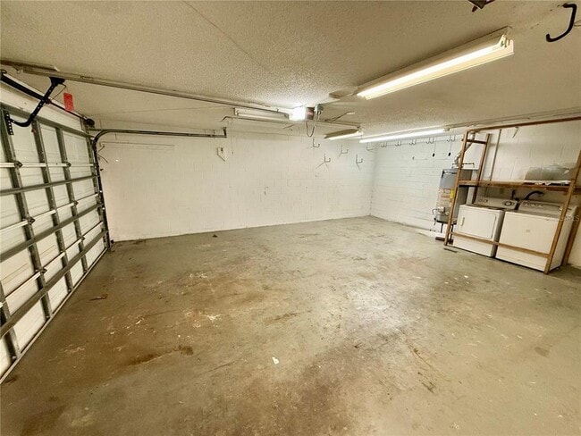 Building Photo - 10159 Crown Ct