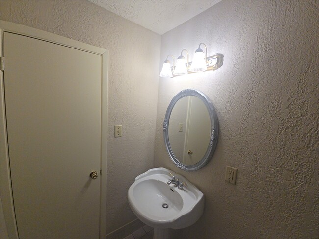 Building Photo - 618 Overbluff St