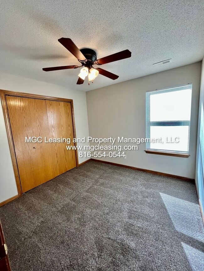 Building Photo - Remington Village Townhome in Raymore with unfinished basement!