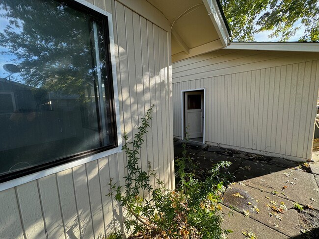 Building Photo - 599 N Laurel St
