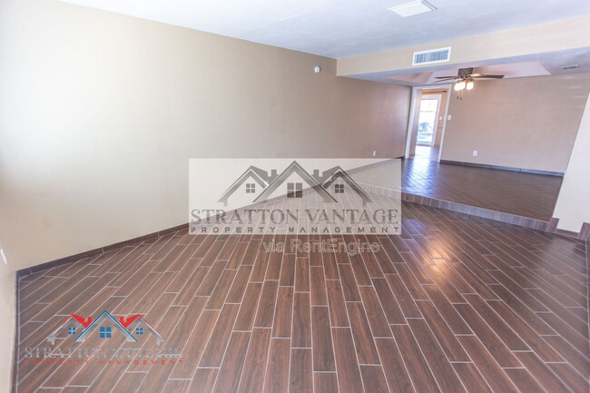 Building Photo - 944 W Meseto Ave