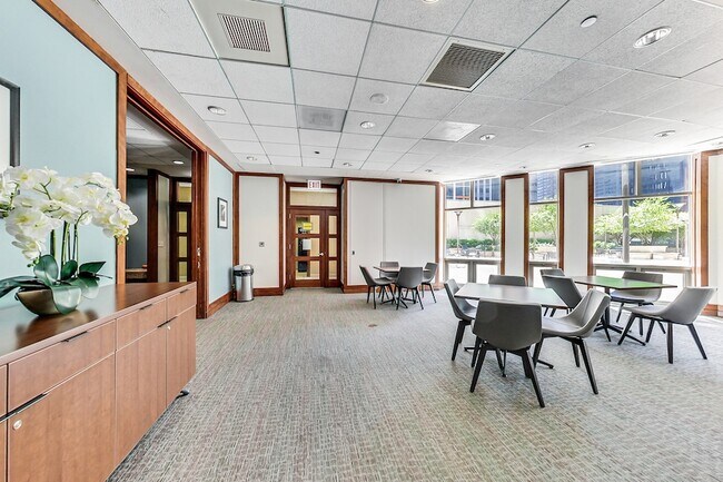 Building Photo - 222 N Columbus Dr