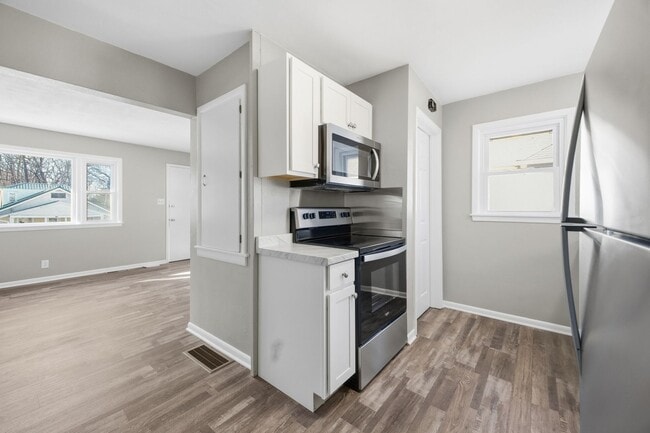 Building Photo - Move-In Ready 2 Bedroom Home with Basement Garage