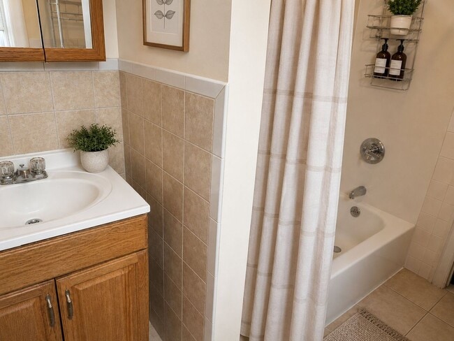 Building Photo - Spacious 6-Bedroom Rental in North Philadelphia | Small Dogs Welcome
