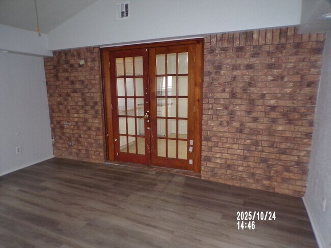 Building Photo - Very Nice home located in the Sullivan Vil...