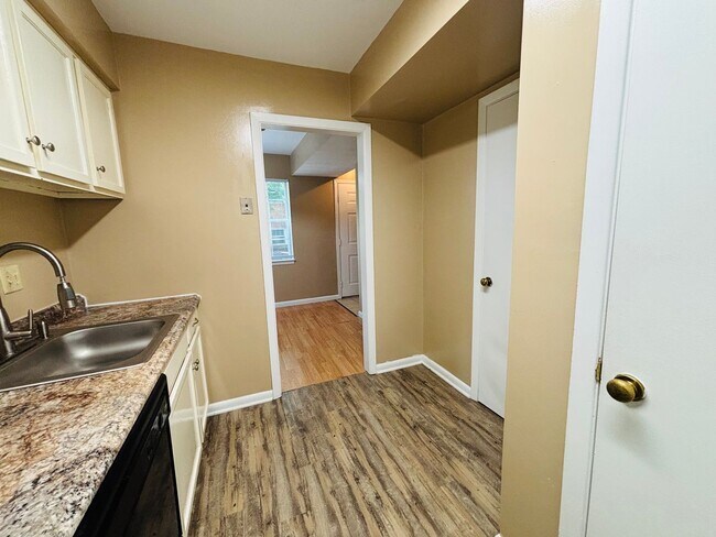 Building Photo - 2 Bedroom 1 Bathroom Townhouse