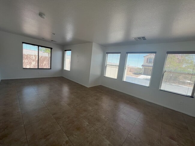 Building Photo - 3 bedroom 2 bath home