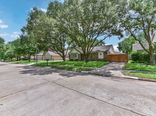 Building Photo - 21335 Park Mt Dr