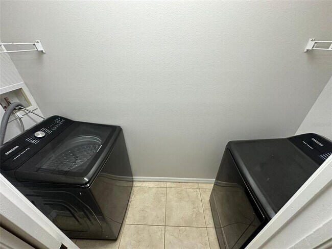 Building Photo - 116 E Esther St