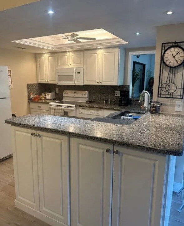 Kitchen - 5770 Trailwinds Dr