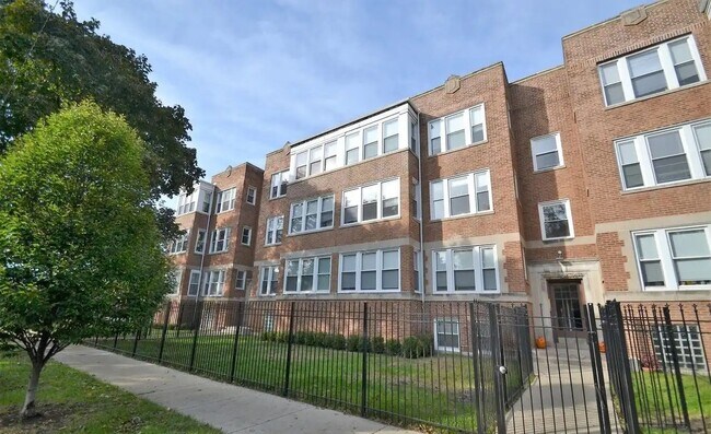 Building Photo - Rogers Park 1 Bed 1 Bath/ Dog Friendly / Top Floor Unit