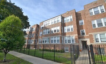 Building Photo - Rogers Park 2 Bed 1 Bath W/ Sun Room / Dog Friendly