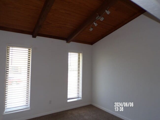 Building Photo - 902 NW Becontree Pl