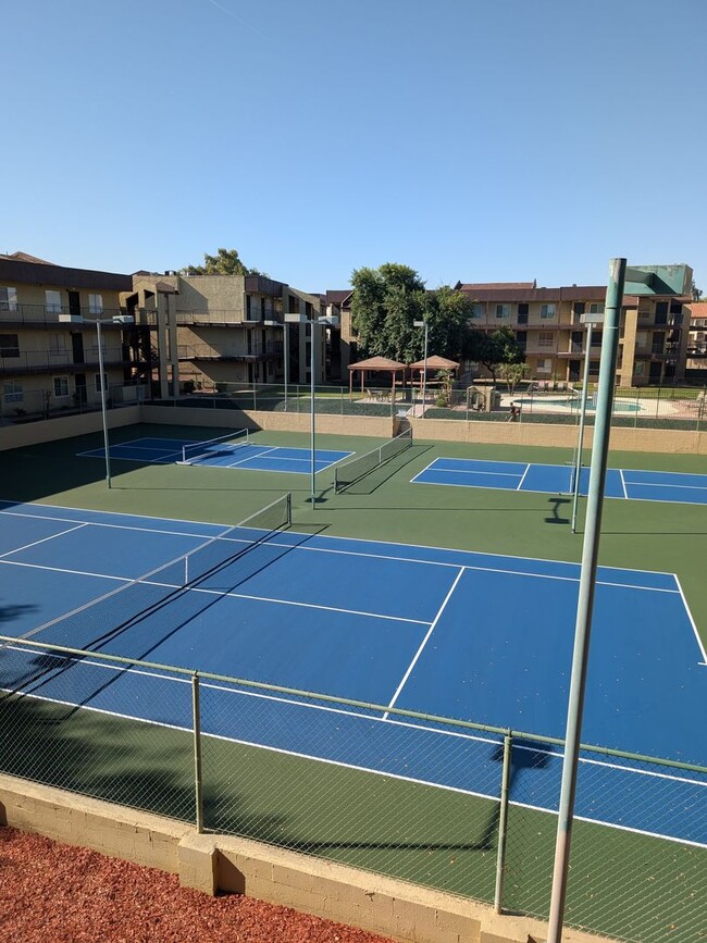 Building Photo - Beautiful 2 bedroom 2 bath Condo  New Paint and flooring throughout