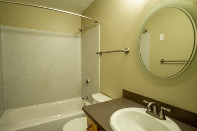Building Photo - Garden Level 2 Bedroom in Trendy Buckman Neighborhood!