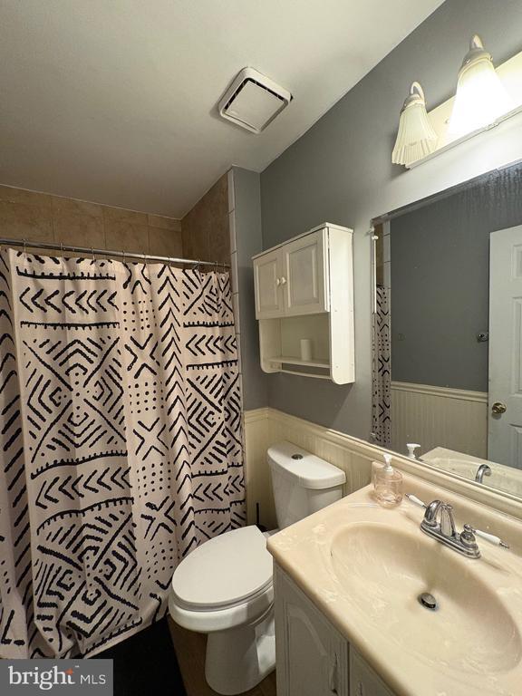 Building Photo - 2000 English Oak Ct