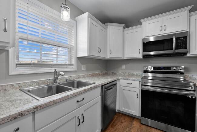 Building Photo - 424/426 E. Deerwood Dr