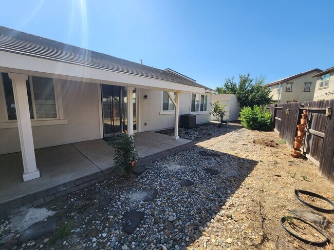 Building Photo - Inviting and Warm 3 Bedroom 2 Bath Home in Newman CA