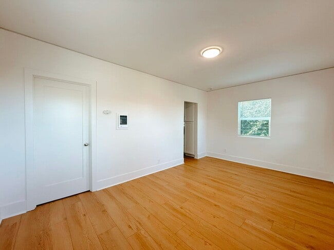 Building Photo - Welcome to Your Charming Ocean Beach 1-Bedroom – Private Yard & Parking