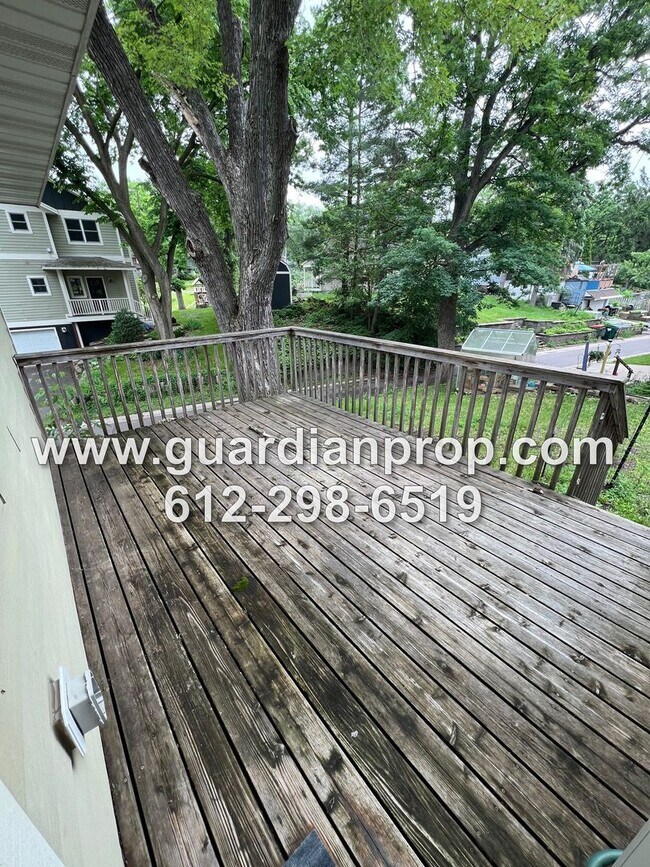 Building Photo - Mahtomedi House Available Now, Open Floor Plan, Master Suite, 2 Fireplaces, Deck