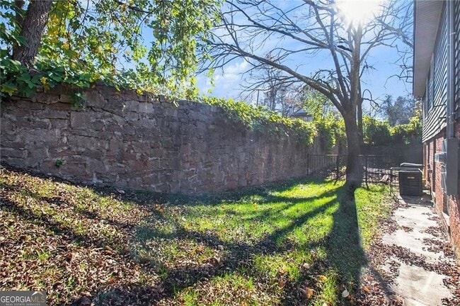 Building Photo - 213 Claire Dr SE