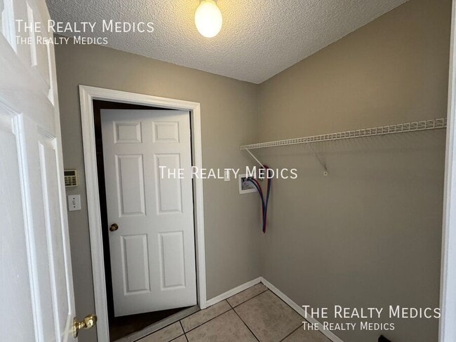 Building Photo - 833 Brightview Dr