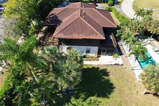 Building Photo - 444 Pine Cir