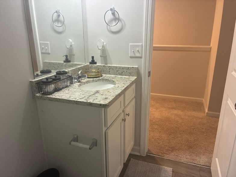 Building Photo - Room in Townhome on Shaffer Ct