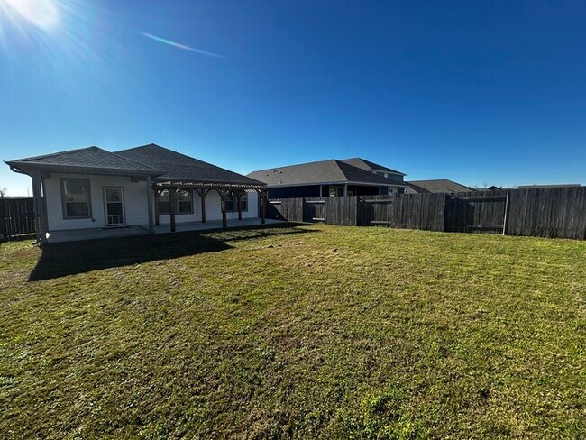 Building Photo - 3BR/2BA single-family home with fenced yard and attached garage in Jarrell, TX.