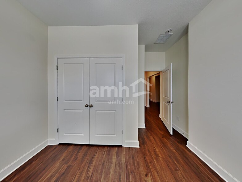 Building Photo - 1398 Sky Lks Dr