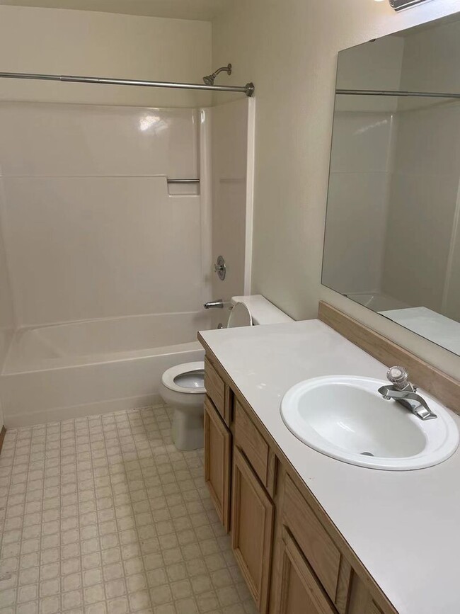 Building Photo - Spacious 3-bed, 2.5-bath house in Wallingf...
