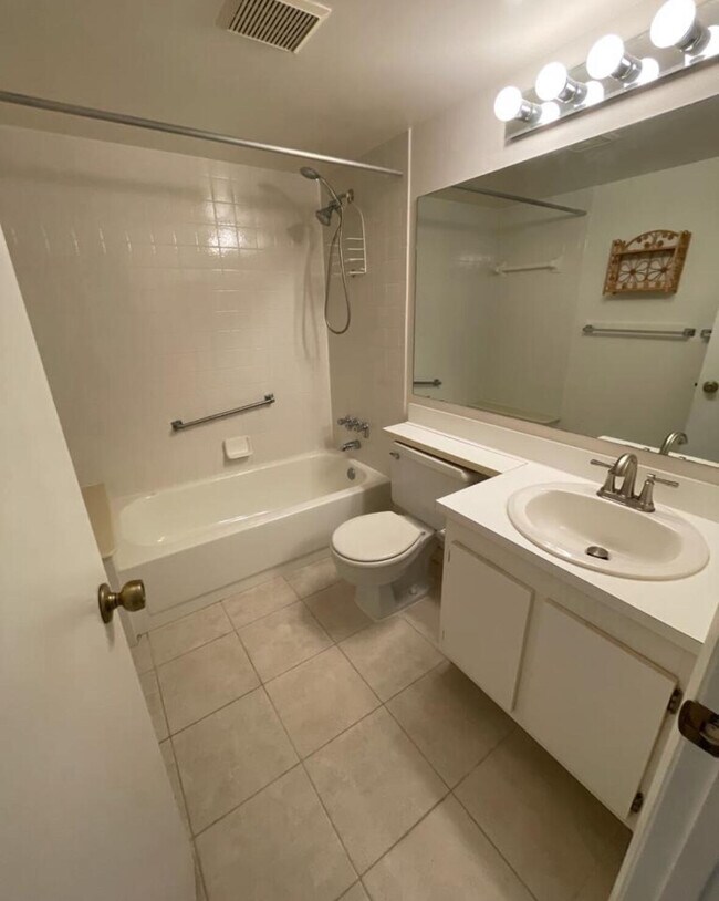 Building Photo - 208 Foxtail Dr