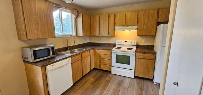 Building Photo - 2 Bed 1 Bath Home Available in Heart of Be...