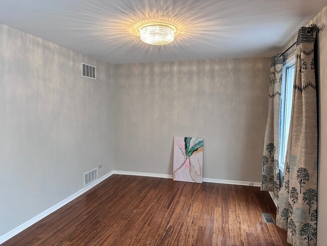 Building Photo - 2856 Evergreen Ln