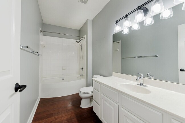 Building Photo - Wonderful 2 bedroom 2 bath Condo End Unit in Great Carmel Location!