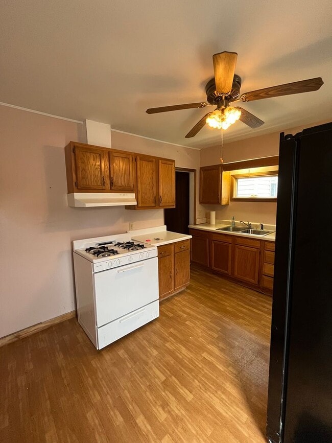 Building Photo - 2 Bed, 1 Bath Single Family House in East ...
