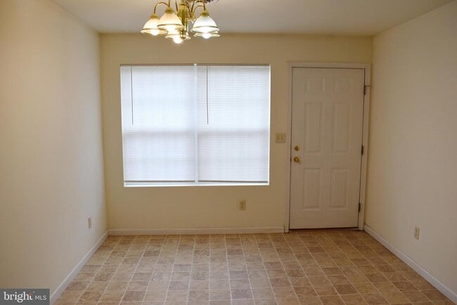 Building Photo - 2701 Roosevelt Dr