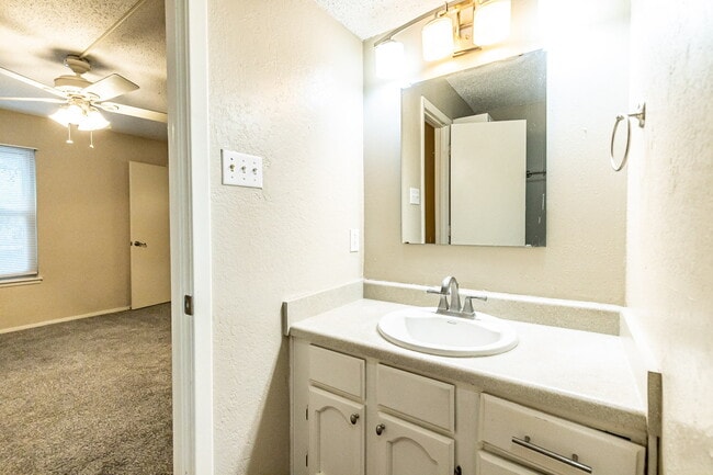 Building Photo - Spacious 2 Bedroom Townhome with Carport!