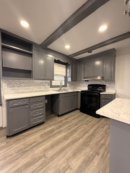 Building Photo - 17727 Crest Dr