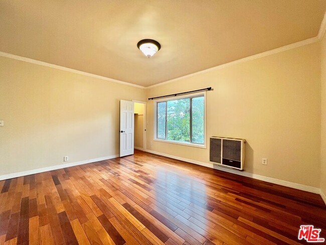 Building Photo - 605 1/2 Tularosa Dr