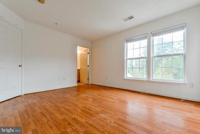 Building Photo - 1447 Pangbourne Way