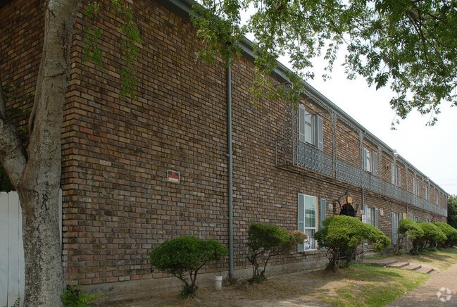 Primary Photo - Beechnut Chateau Apartments