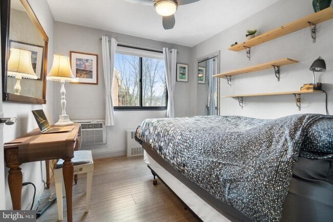 Building Photo - 1593 N Colonial Terrace