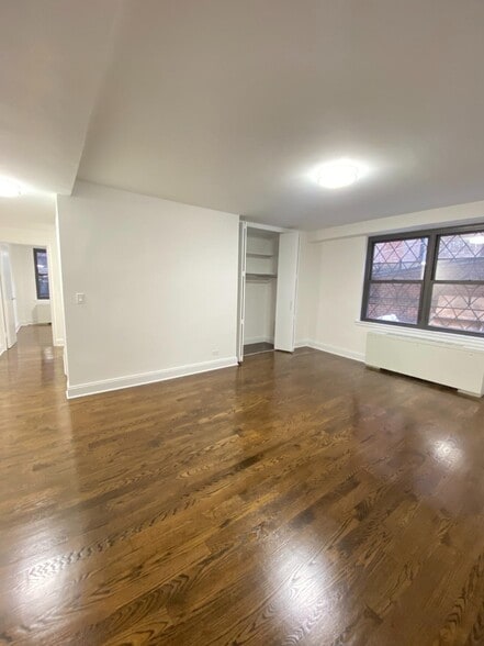 Building Photo - 240 E 82nd St