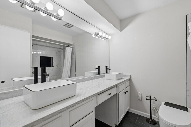 Building Photo - 5534 Beverly Hill St