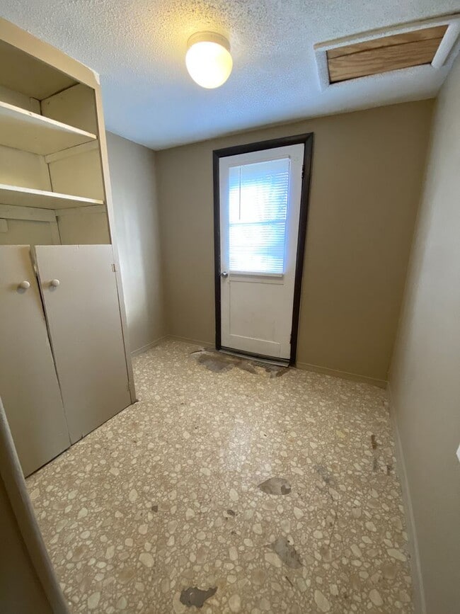 Building Photo - AVAILABLE NOW!