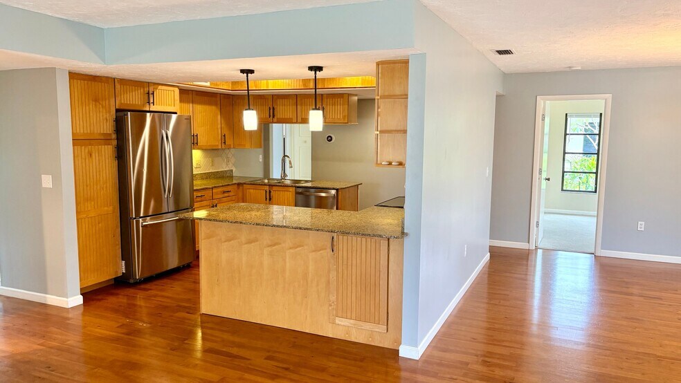 Building Photo - 5001 Vivienda Way