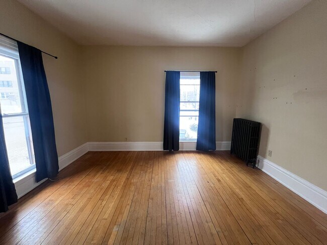 Building Photo - 321 Cherry St SE