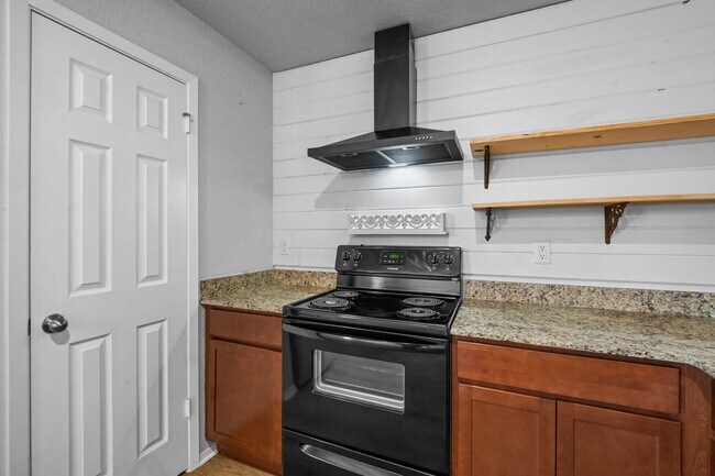 Building Photo - Fayetteville home | Near U of A