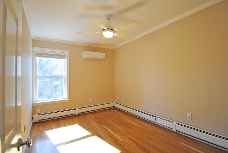 Building Photo - 33 Longwood Ave